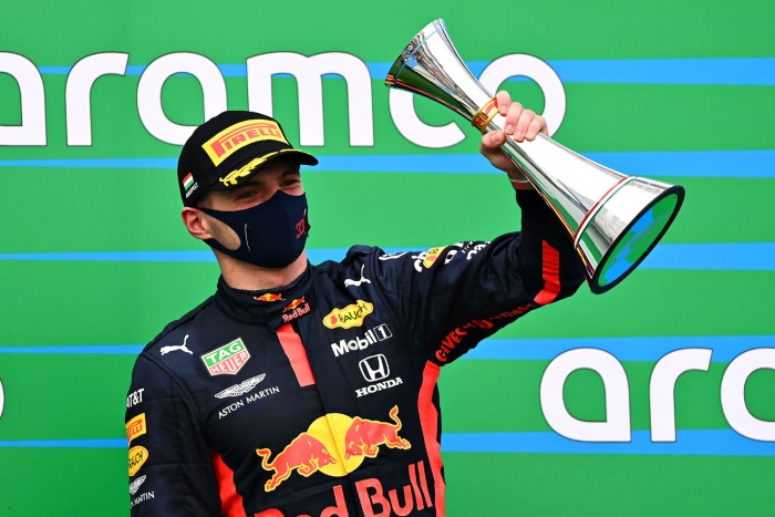 F1: Verstappen vett magának egy magánrepülőt