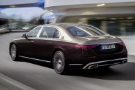 Új mércét állított a Mercedes: itt a Maybach S-osztály 36