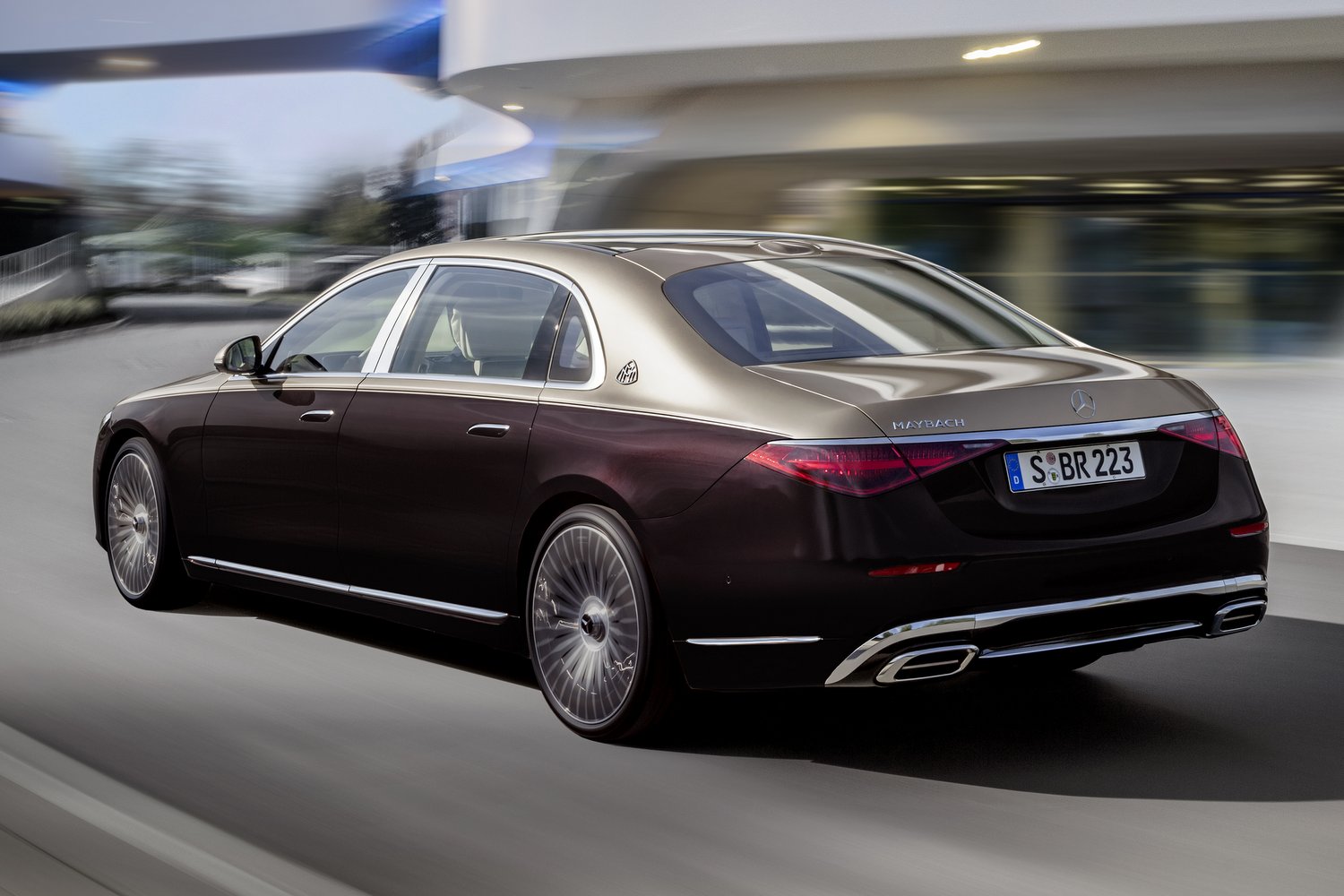 Új mércét állított a Mercedes: itt a Maybach S-osztály 11