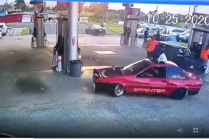 Egy őrült autós pörögni kezdett a benzinkúton, de nem ez a legmeglepőbb ezen a videón