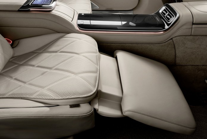 Új mércét állított a Mercedes: itt a Maybach S-osztály 8