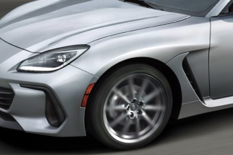 Mindene más lett, mégis ugyanolyan maradt a boxermotoros sportkupé