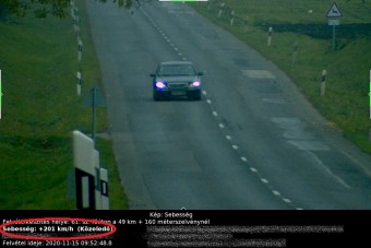 201-gyel száguldott egy mercis a 61-es úton