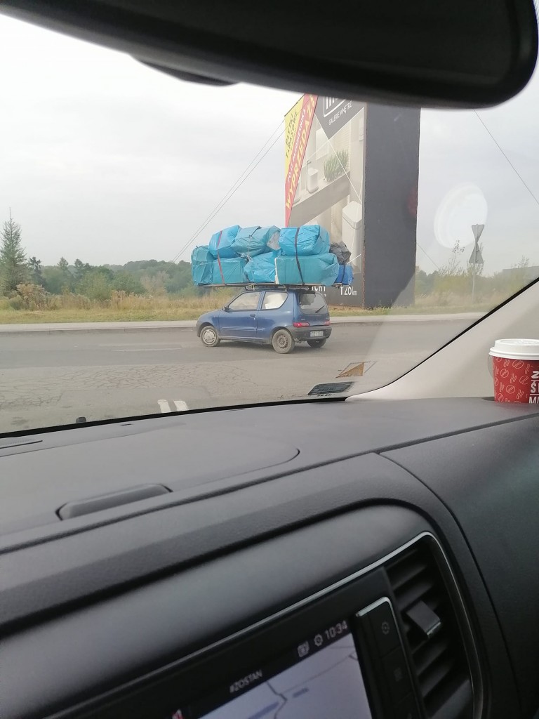 A kis Fiat tetejére olyan csomagot pattintottak, hogy alig hisszük el 6