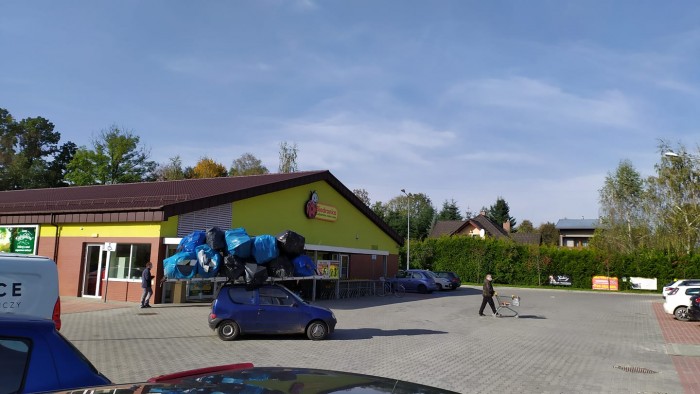 A kis Fiat tetejére olyan csomagot pattintottak, hogy alig hisszük el 2