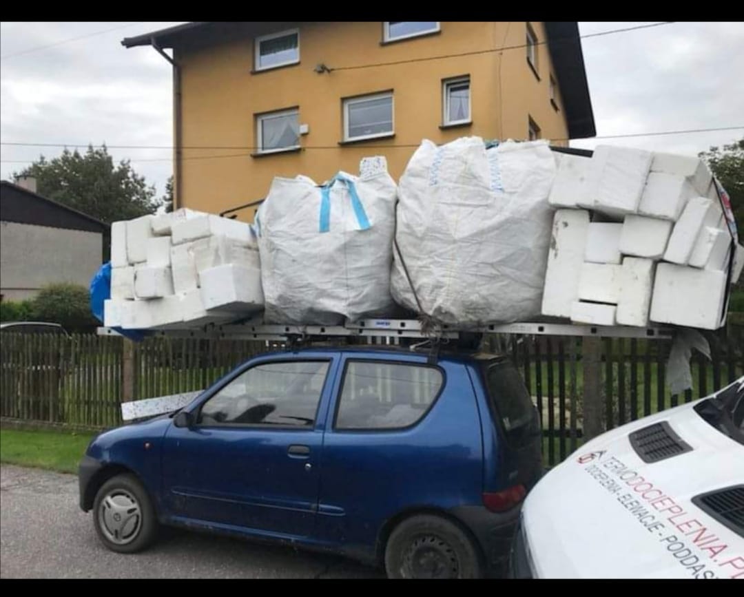 A kis Fiat tetejére olyan csomagot pattintottak, hogy alig hisszük el 5