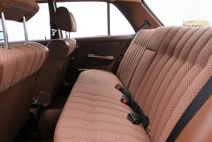 Hétmillióért van újabb, gyorsabb Mercedes, de hangulatosabb nincs ennél a W123-asnál 5