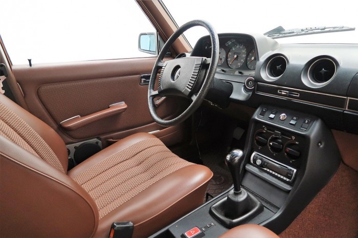 Hétmillióért van újabb, gyorsabb Mercedes, de hangulatosabb nincs ennél a W123-asnál 4