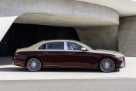 Új mércét állított a Mercedes: itt a Maybach S-osztály 42