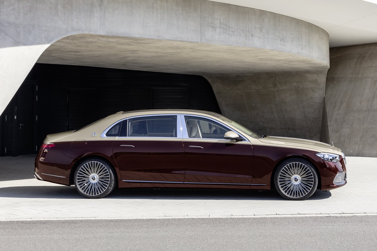 Új mércét állított a Mercedes: itt a Maybach S-osztály 17