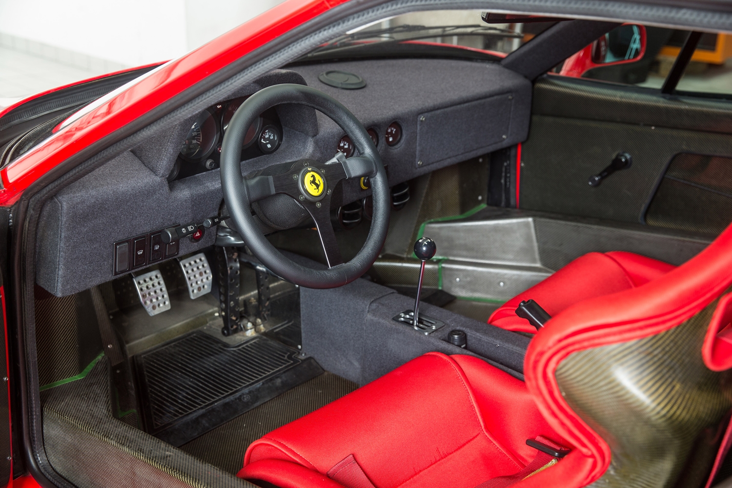 Itt az egykori F1-pilóta F40-es Ferrarija 10
