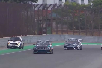 Verseny közben hajtott a pályára egy eltévedt autós