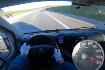 Ennyit bír a fehér kistehergép autópályán, ha kinyomják a szemét