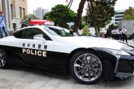 Luxusautóval járhatnak egy vidéki nagyváros rendőrei 12