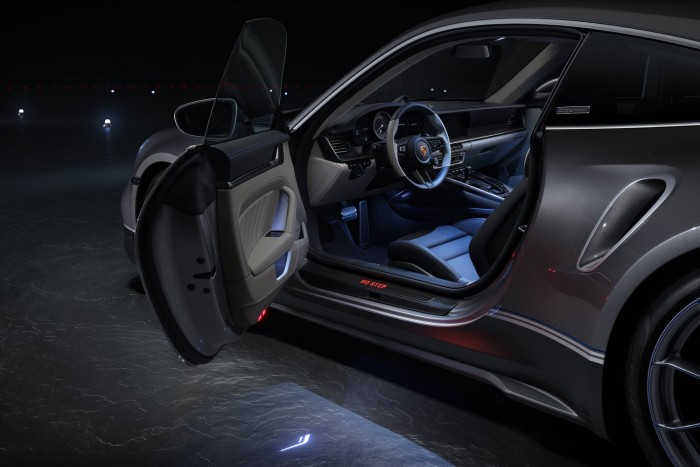 Hárommilliárd forint a beugró ebbe az autóba 7