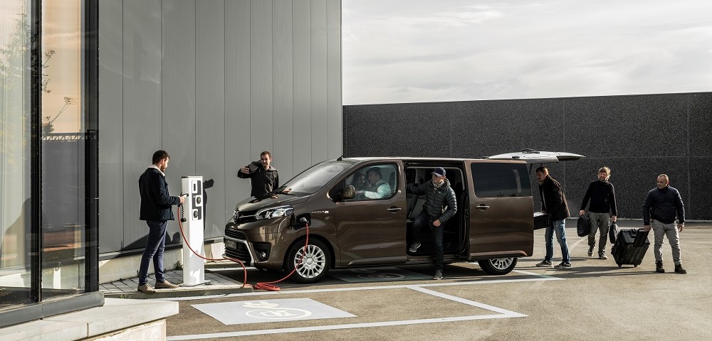 Újabb zöld rendszámos játékos a nagycsaládos autók között