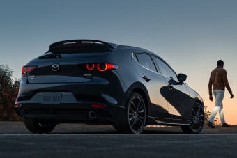 Úgy gyorsul a turbós Mazda3, mint a legsportosabb kompaktok