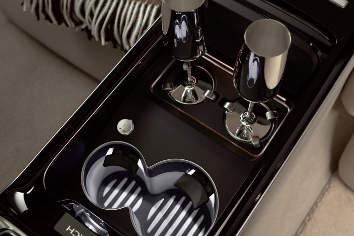 Új mércét állított a Mercedes: itt a Maybach S-osztály 7