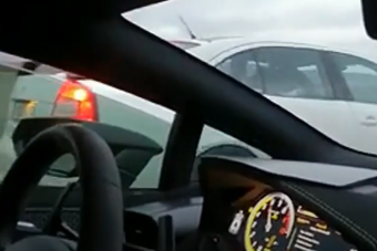 Meglepte a Škoda a padlógázon gyorsuló Lamborghinit