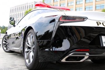 Luxusautóval járhatnak egy vidéki nagyváros rendőrei