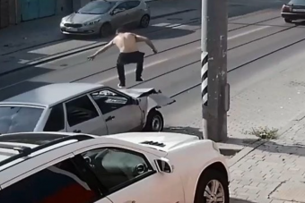 Oszlopnak ütközött, ugrált az autón, majd elhajtott