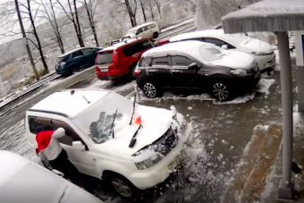 Ennek az autósnak megmentette az életét, hogy elkezdte a jeget kaparni