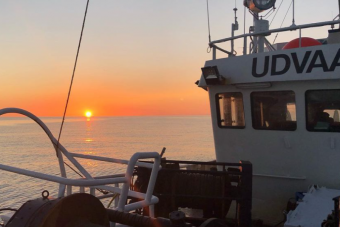 Így szórakoznak a zord vizeken egy norvég halászhajón