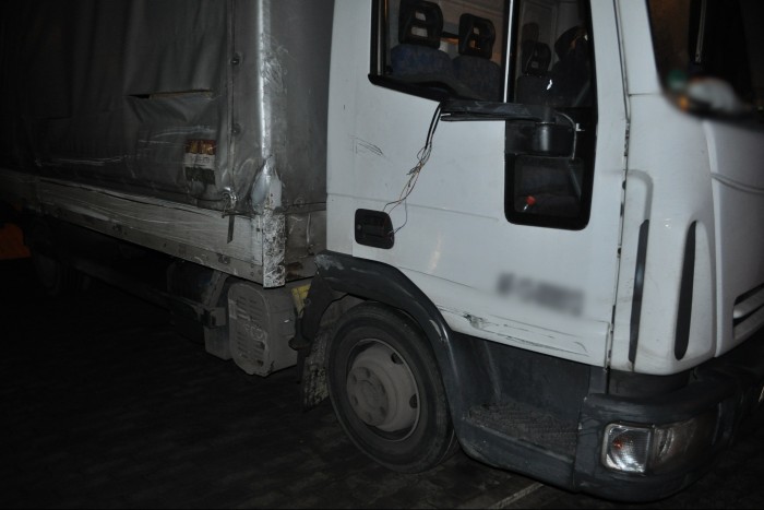 Felöntött a garatra a kamionos, tört-zúzott 1 | Vezess Felöntött a garatra a kamionos, tört-zúzott 1