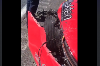 Így néz ki egy durrdefekt 300 km/óra felett