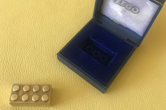 Ez az apró, egyszerű kocka a világ legdrágább Legója