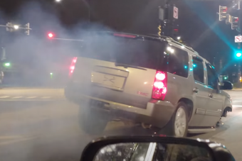 Kiszakadt kerekéről tudomást se véve haladt az amerikai autós