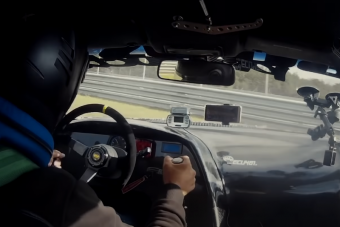 Egy ennyire erős autóval még egyenesen menni sem egyszerű