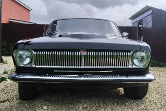 Amerikai stílusú gép épült a fekete Volgából, rotyogó V8-assal