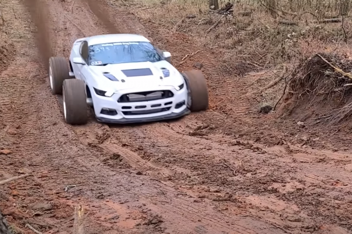 Óvodás álom valósult meg ebben a gigantikus kerekű Ford Mustangban