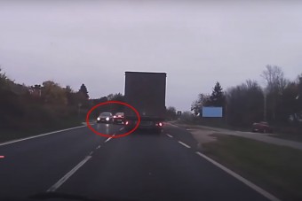 Épphogy sikerült elkerülni a tragédiát az életveszélyes előzésnél