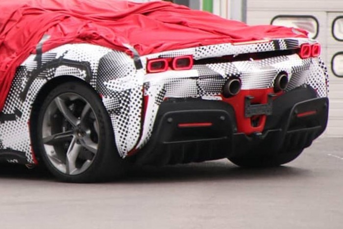 Vicces álcázással mutatkozott az új Ferrari