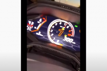 300-zal gyorshajtott a 25 éves autóversenyző, videón dicsekedett tudásával