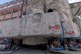 Szó szerint elsétált egy hatalmas épület Kínában