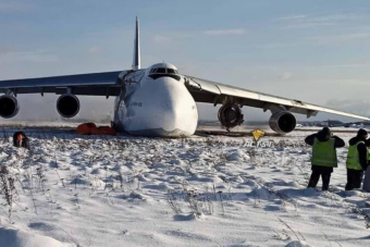 Füstölő hajtóművel landolt a hóban egy orosz teherrepülő