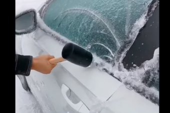 Kalapáccsal verték le a jeget autóikról az oroszok