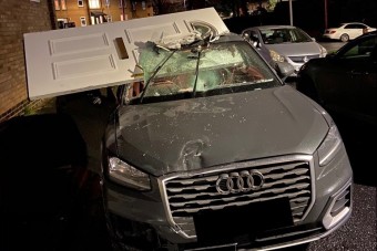 Audival rontott be a házba, ajtóstul távozott