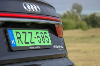 Újabb magyar városban lehet vége a zöld rendszámos ingyenparkolásnak