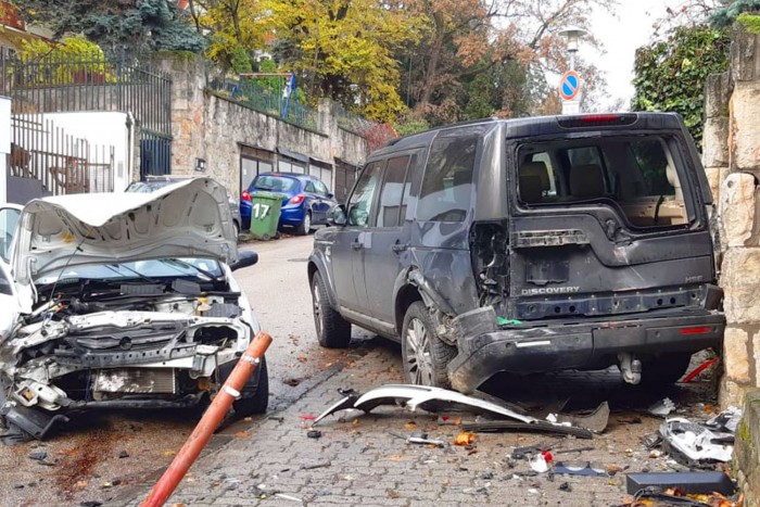 Rohamot kapott egy autós Budán, két autót csúnyán letarolt