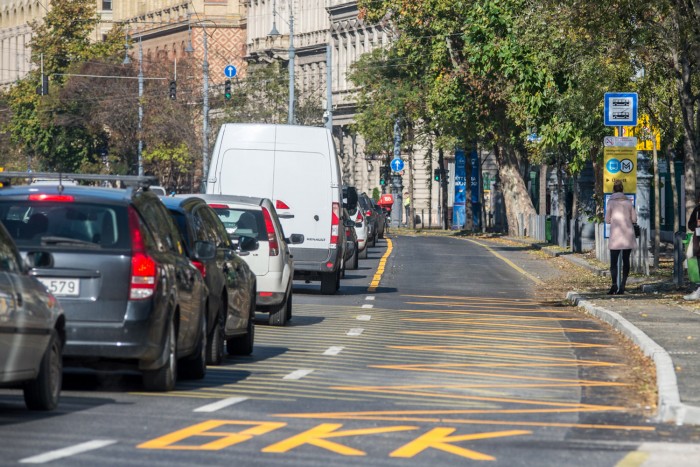 Szokatlan új sáv jelent meg a budapesti utakon