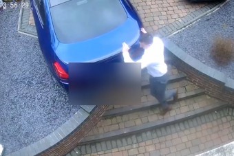 Ha azt hiszed, kézzel meg lehet állítani egy guruló autót, kérdezd meg ezt a BMW-tulajt