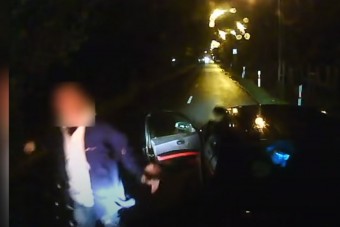 A 98-as busz előtt büntetőfékezett, majd kiszállt balhézni az autós