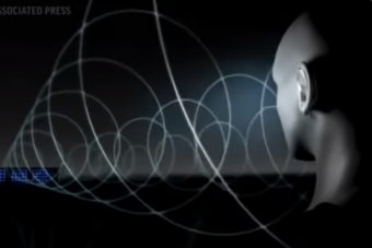 Egyenesen a fülünkbe sugározza a zenét ez az új kütyü