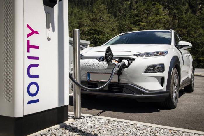 Társul a BMW-vel a Hyundai és a Kia