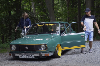 Ez a magyar faros Škoda már csak 1,5 centiméterre ül az aszfalttól