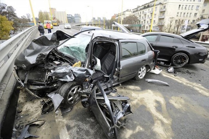 55 milliós Mercedes karambolozott a BAH csomópontnál